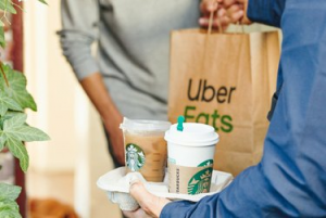 Binnenkort kan Uber Eats Starbucks bij je voor de deur bezorgen