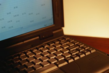 Laptop-Computer mit Tabellenkalkulation auf dem Bildschirm