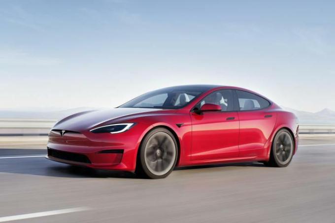 Tesla Model Y redzams braucam pa kreisi.