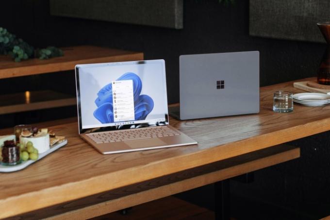 Zwei Windows-Laptops stehen auf einem Holztisch.