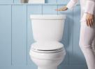 Urobte zo svojej toalety bezdotykovú s novou súpravou Kohler „wave to flush“.