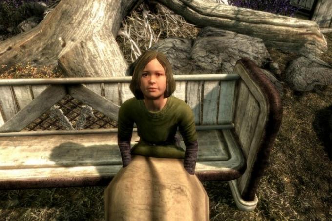 Criança sentada em um banco em Skyrim