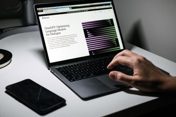En bärbar dator öppnades till ChatGPT-webbplatsen.