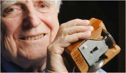 Douglas Engelbart ผู้ประดิษฐ์เมาส์คอมพิวเตอร์เสียชีวิตแล้วด้วยวัย 88 ปี