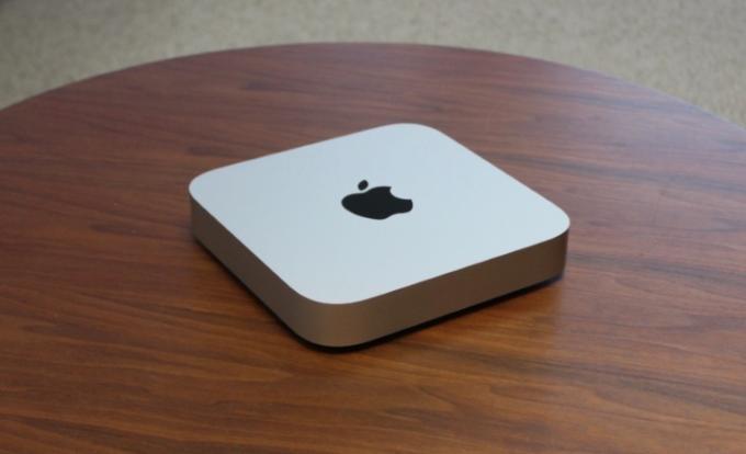 木製テーブルの上に置かれた Mac mini。