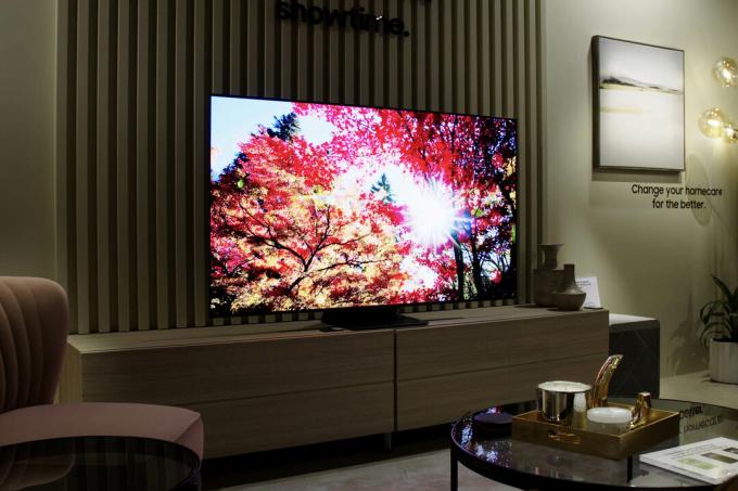 Samsung S95B OLED-Fernseher mit hellem Bild auf dem Bildschirm.